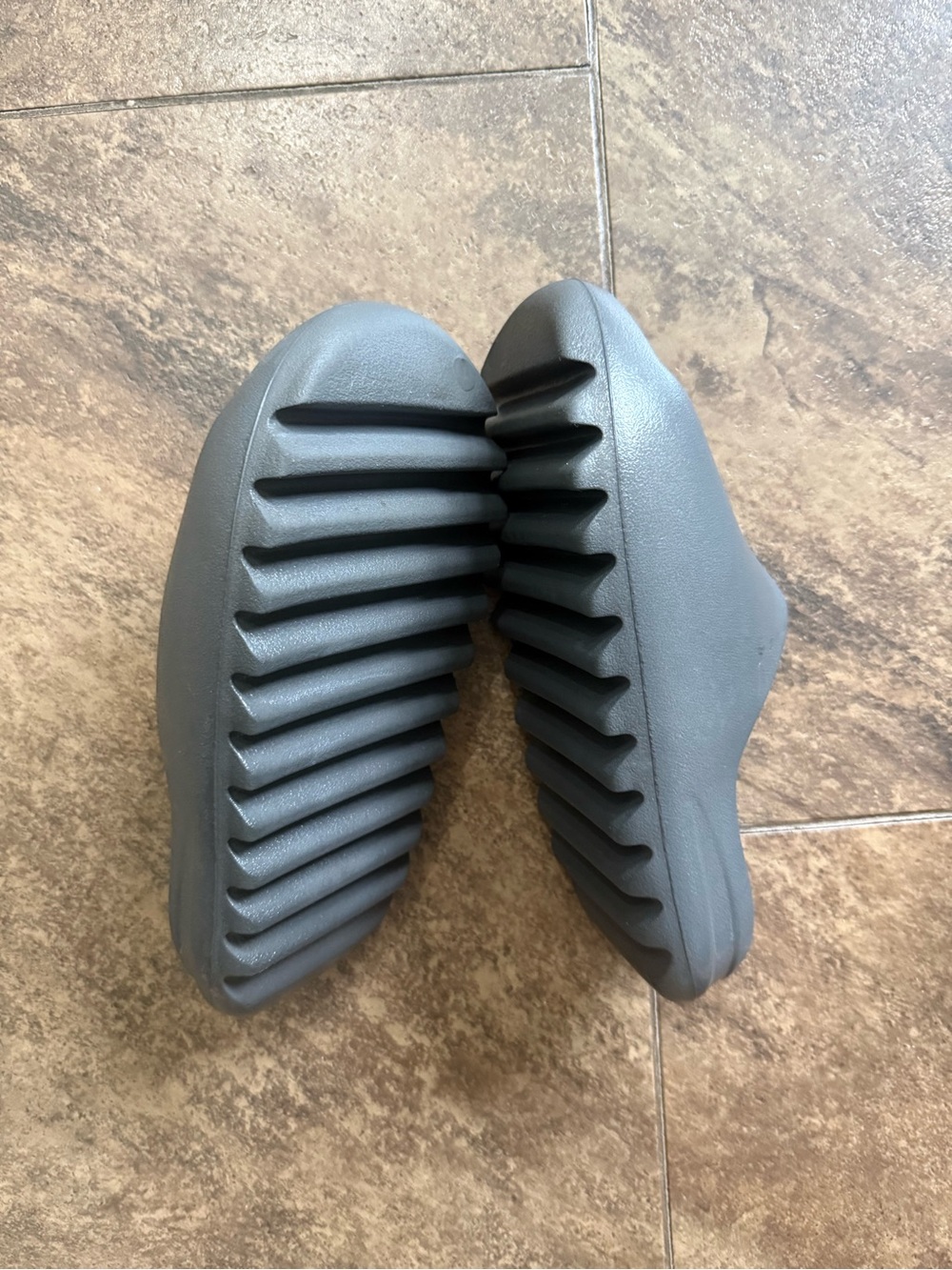 Yeezy Kids Grey Ribbed Foam Slides size 5